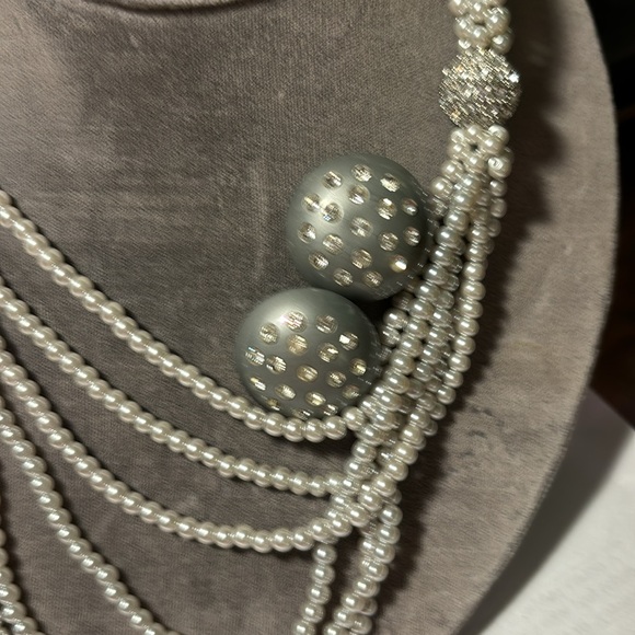 Flirty grayish white faux pearl necklace with a fabulous magnetic clasp - Picture 4 of 4